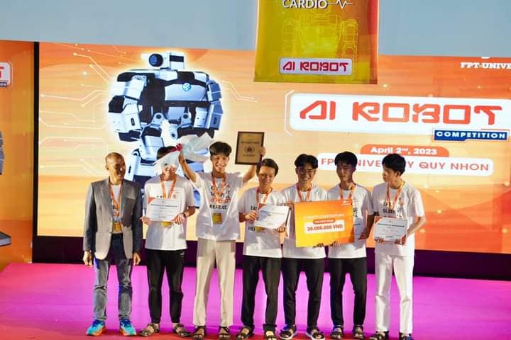 Robot Yanshee cùng nhà vô địch cuộc thi Lập trình AI ROBOT 2023 do Đại học FPT Quy Nhơn tổ chức